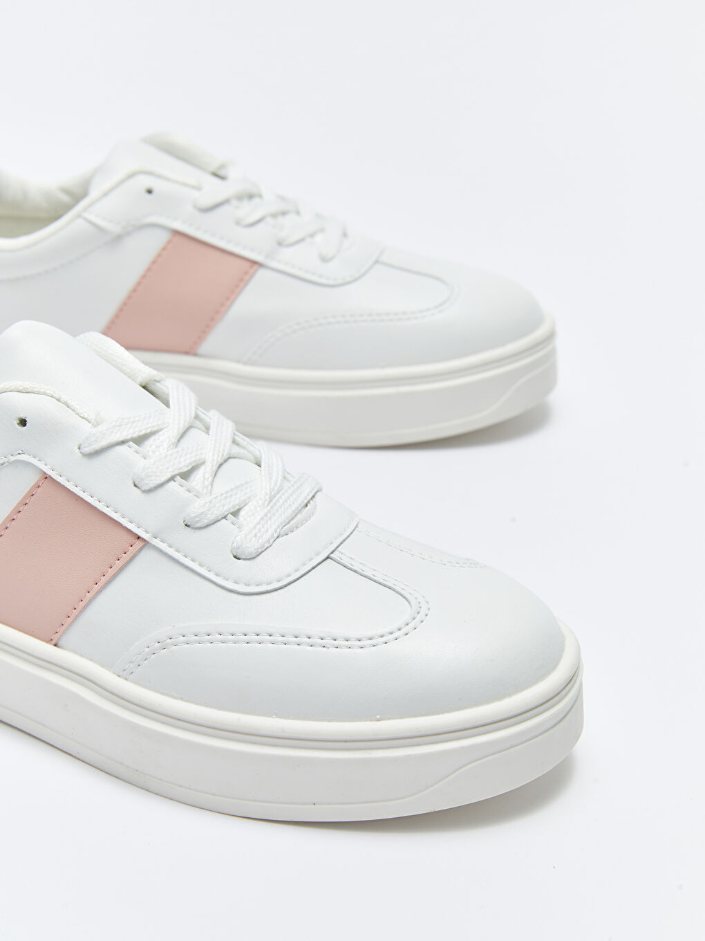 Bej Deri Görünümlü Bağcıklı Kadın Spor Ayakkabı-2