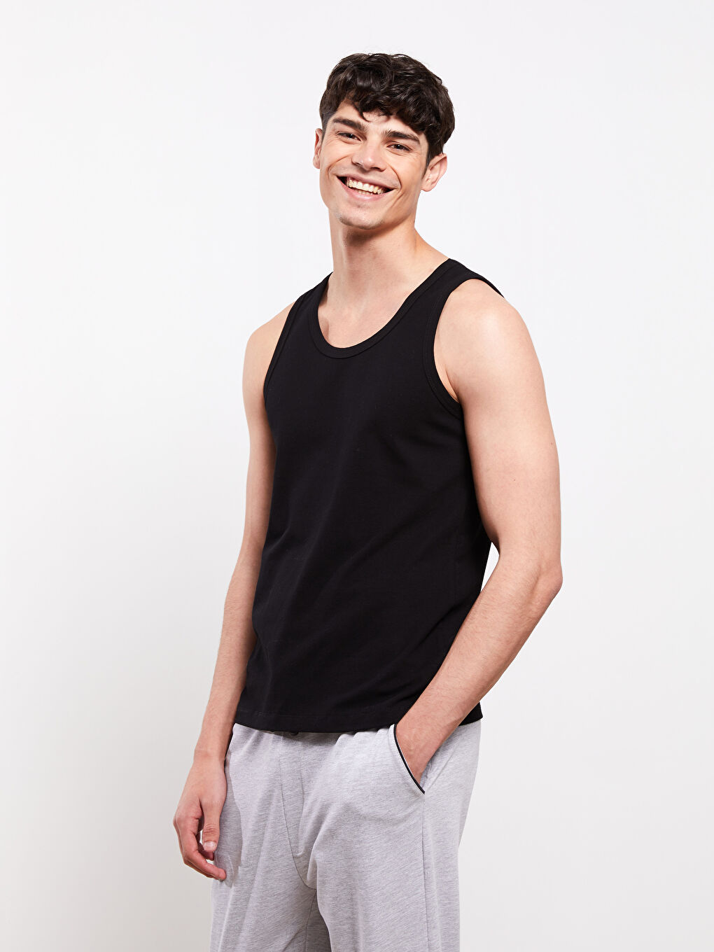 Siyah U Yaka Penye Erkek Atlet