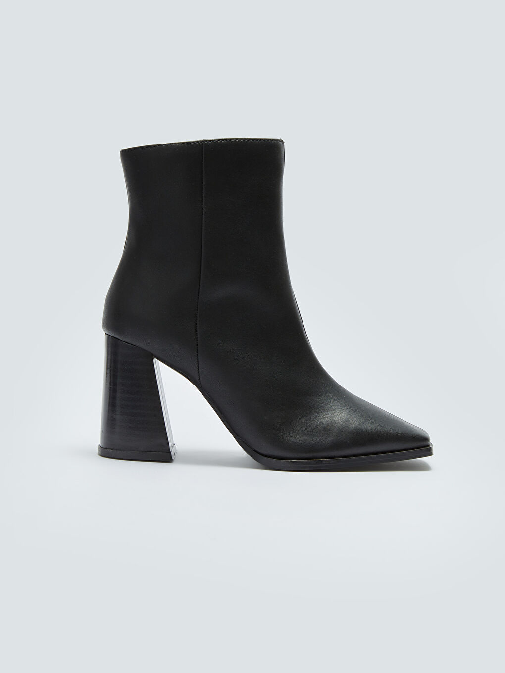 Siyah Deri Görünümlü Kadın Topuklu Bot-1