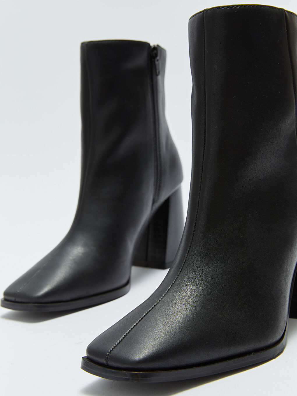 Siyah Deri Görünümlü Kadın Topuklu Bot-2