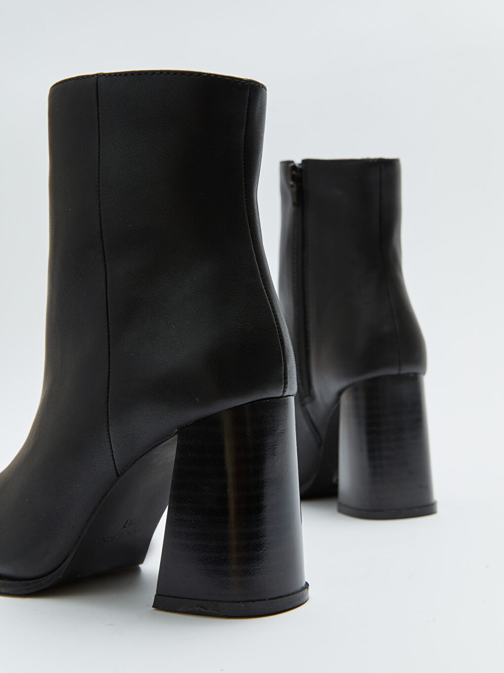 Siyah Deri Görünümlü Kadın Topuklu Bot-4