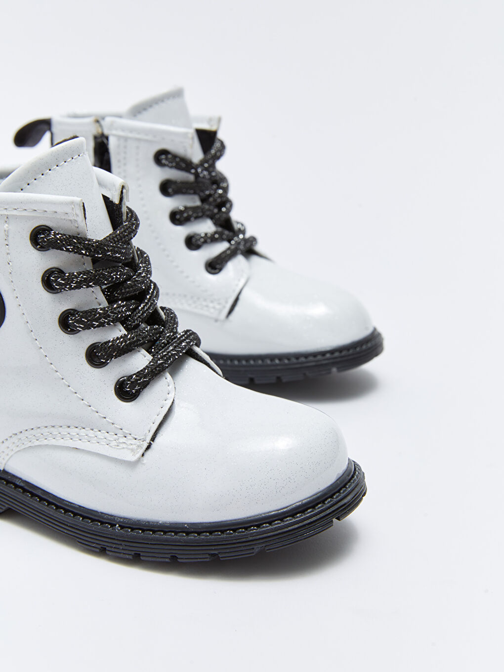 Beyaz Minnie Mouse Lisanslı Bağcıklı Kız Bebek Bot-2