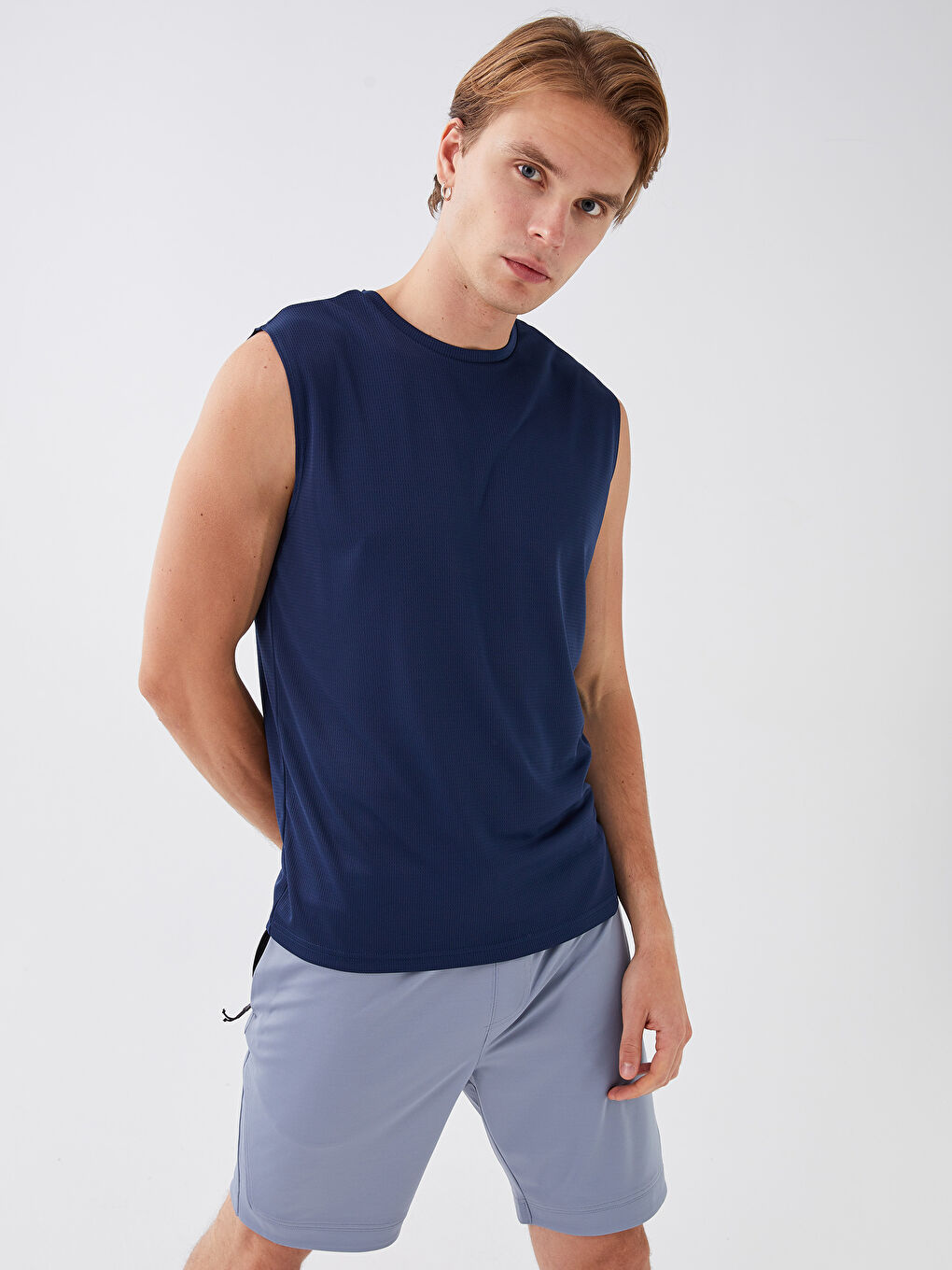 تيشيرت بدون أكمام بياقة دائرية للرجال