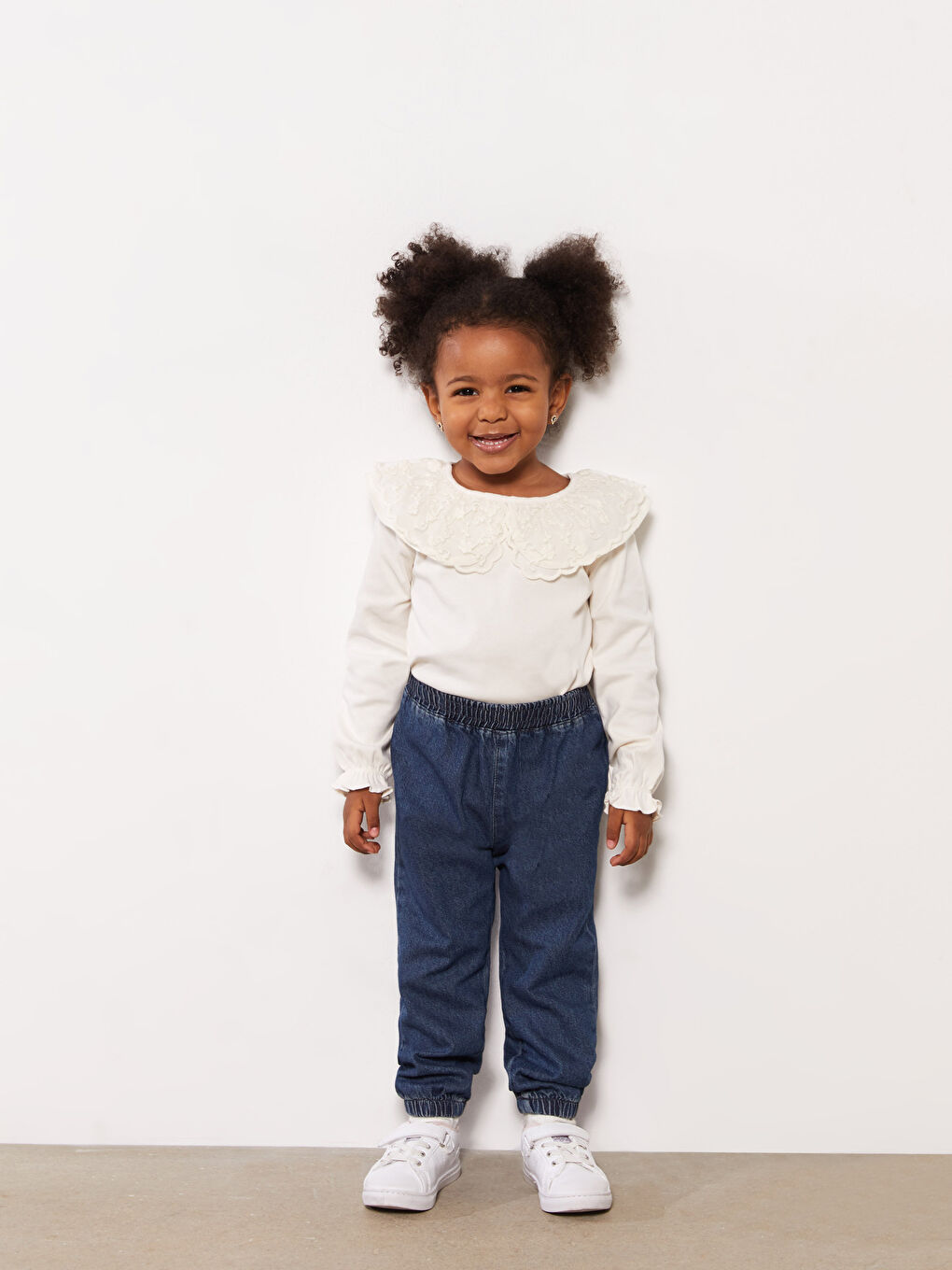 Футболка для малышек девочек с длинным рукавом, воротником Бебе и вышитыми деталями