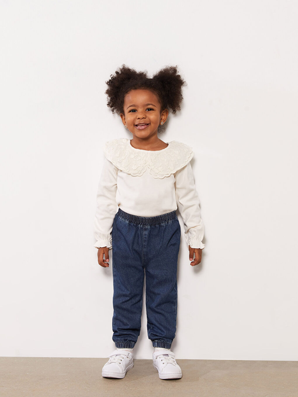 Футболка для малышек девочек с длинным рукавом, воротником Бебе и вышитыми деталями-1