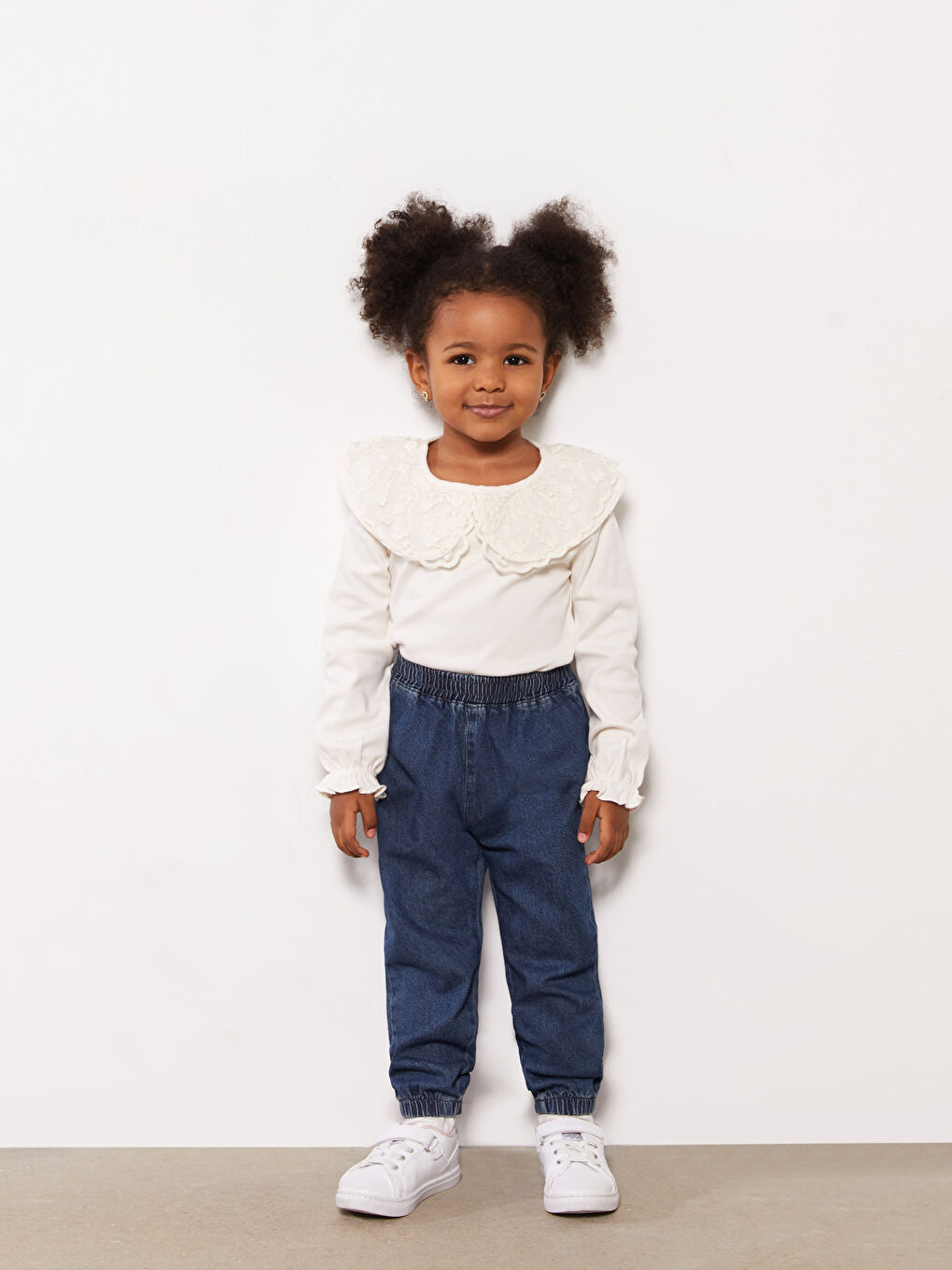 Футболка для малышек девочек с длинным рукавом, воротником Бебе и вышитыми деталями-2