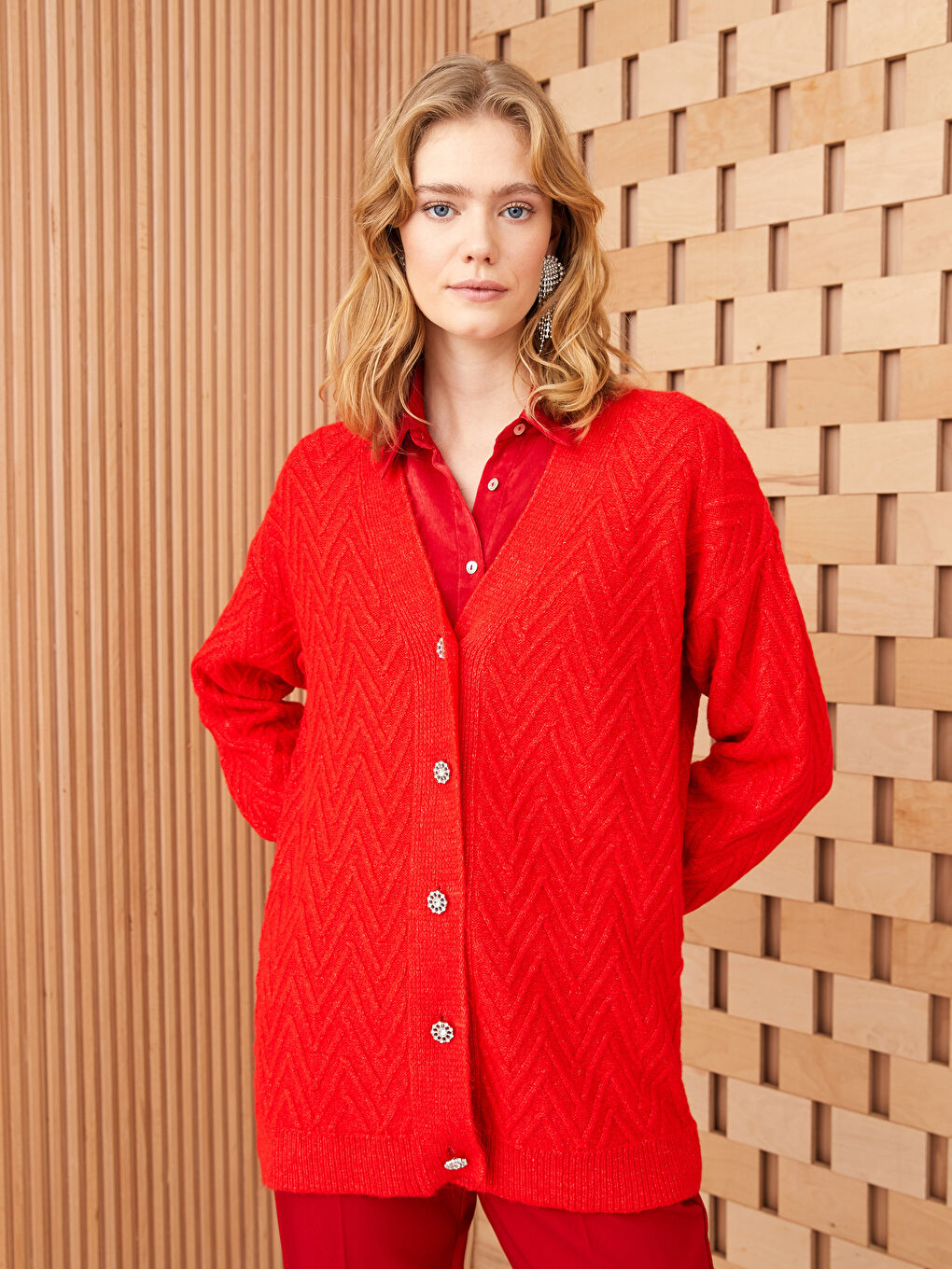 Kırmızı V Yaka Kendinden Desenli Uzun Kollu Kadın Triko Hırka-1