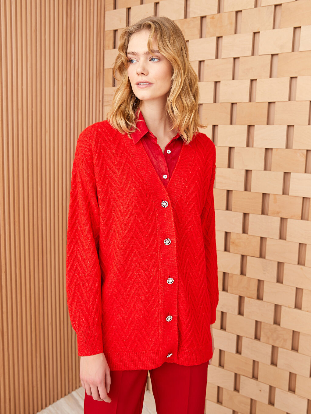 Kırmızı V Yaka Kendinden Desenli Uzun Kollu Kadın Triko Hırka