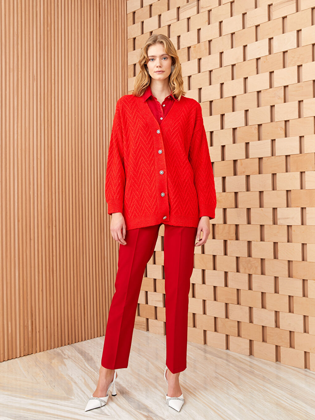 Kırmızı V Yaka Kendinden Desenli Uzun Kollu Kadın Triko Hırka-2