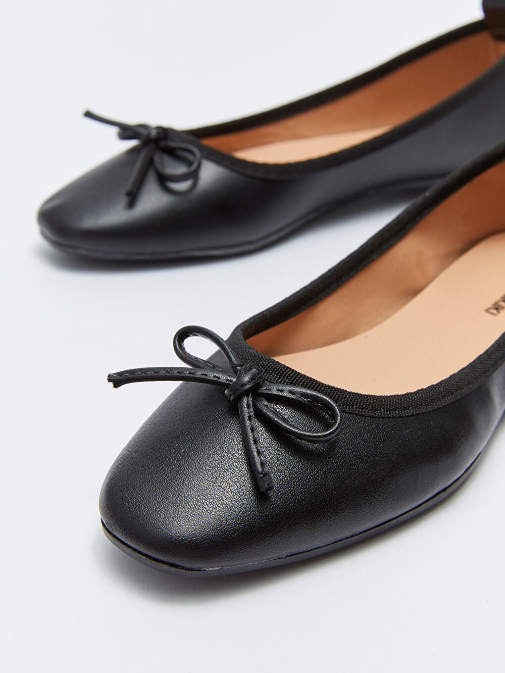 Siyah Deri Görünümlü Fiyonklu Kadın Babet-2