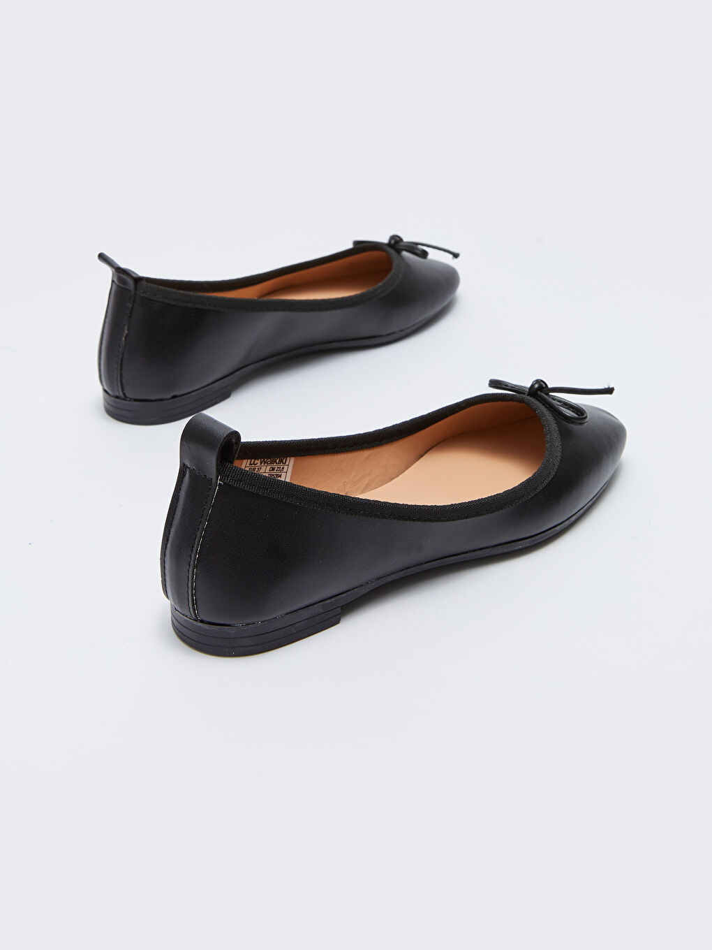 Siyah Deri Görünümlü Fiyonklu Kadın Babet-4