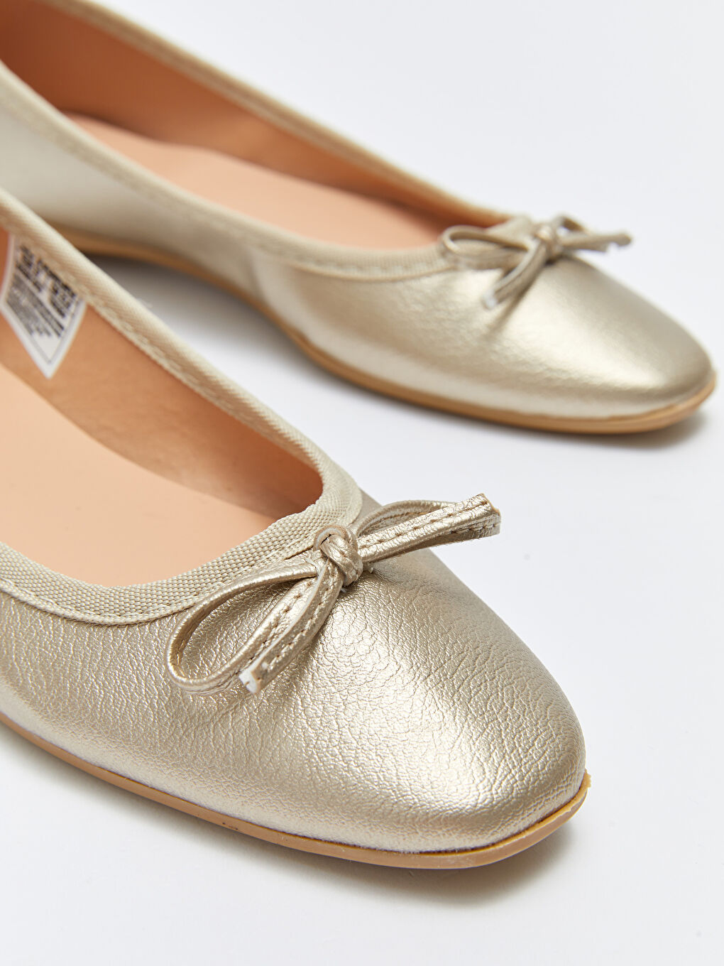 Bej Deri Görünümlü Fiyonklu Kadın Babet-2