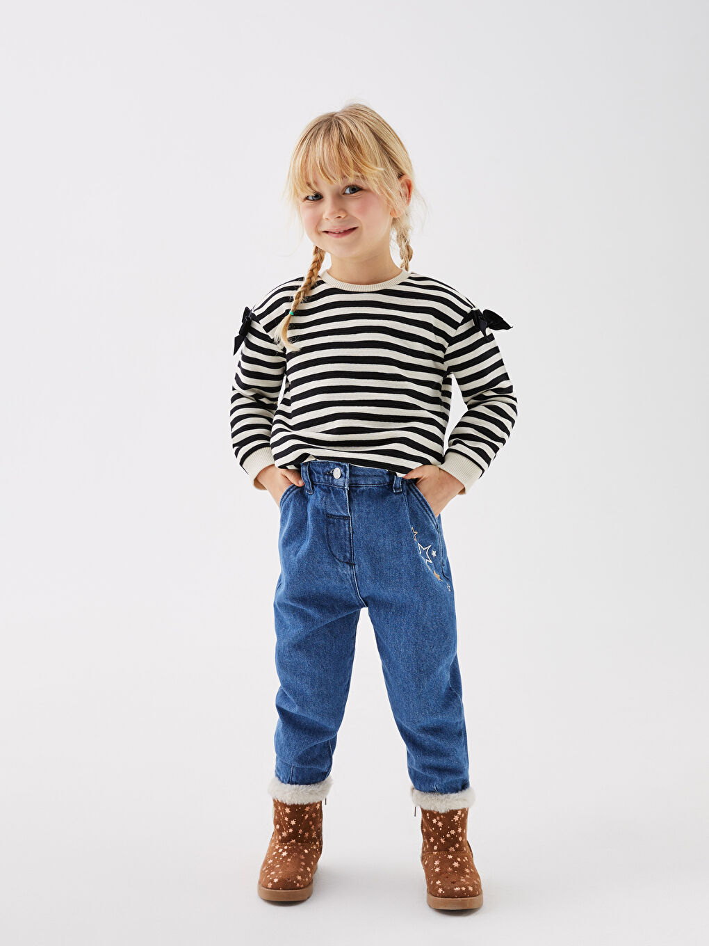 بنطلون جينز بناتي رضّع بخصر مطاطي وتفاصيل تطريز