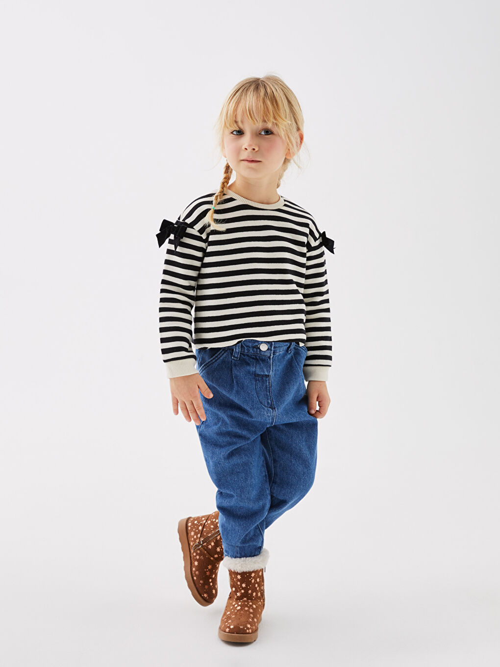 بنطلون جينز بناتي رضّع بخصر مطاطي وتفاصيل تطريز-1