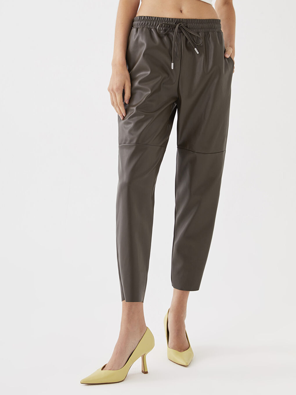 Haki Beli Lastikli Deri Görünümlü Kadın Pantolon-4