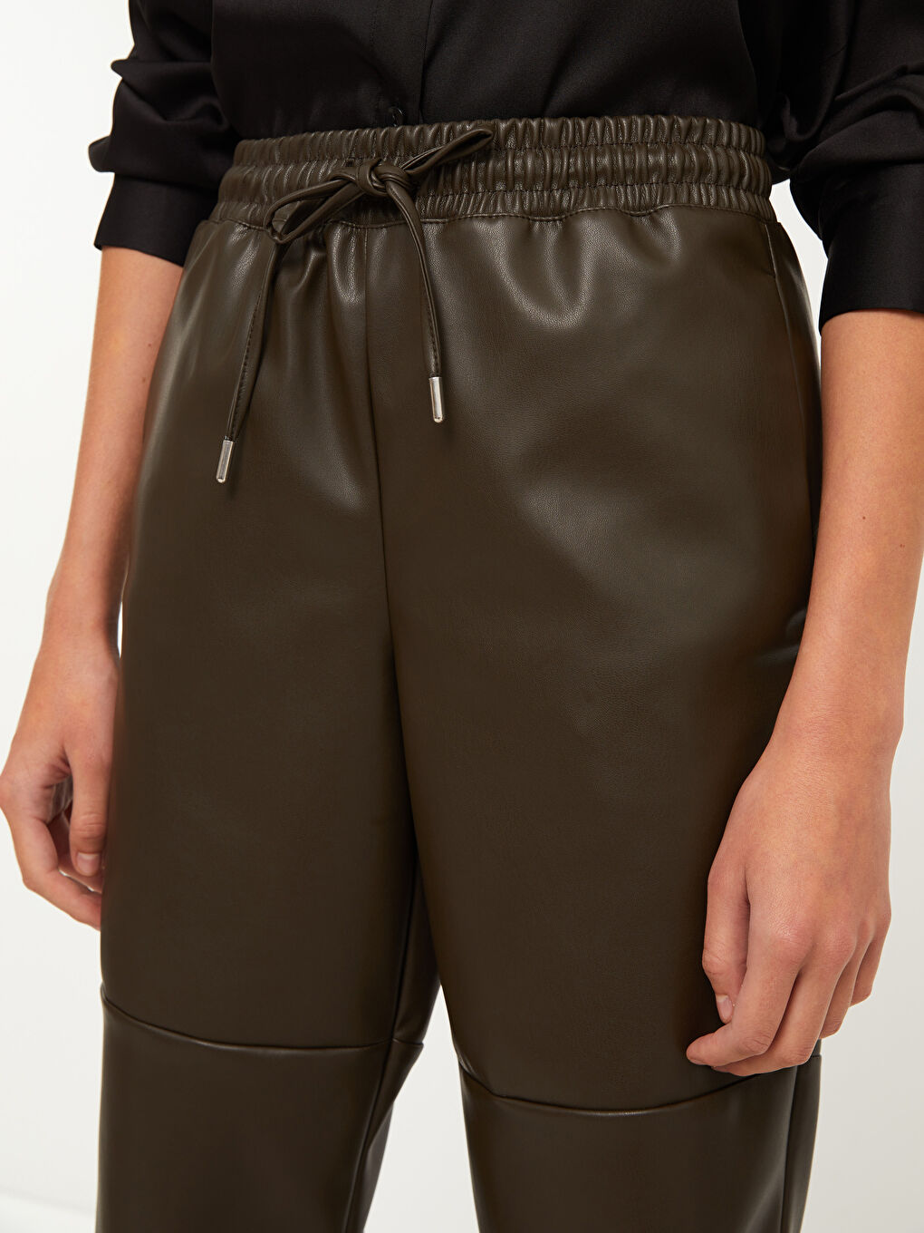 Haki Beli Lastikli Deri Görünümlü Kadın Pantolon-5