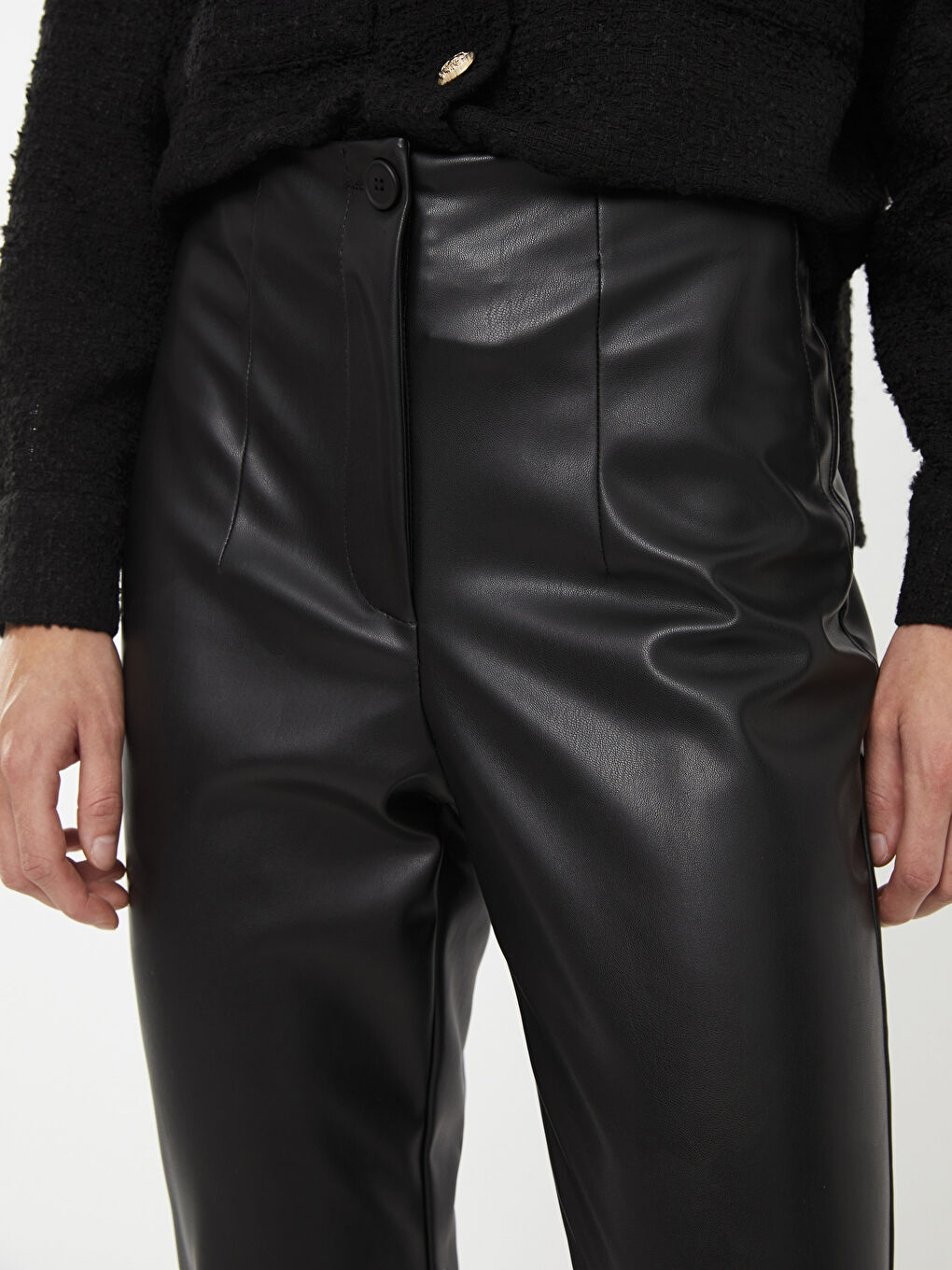 Siyah Standart Fit Düz Deri Görünümlü Kadın Pantolon-3