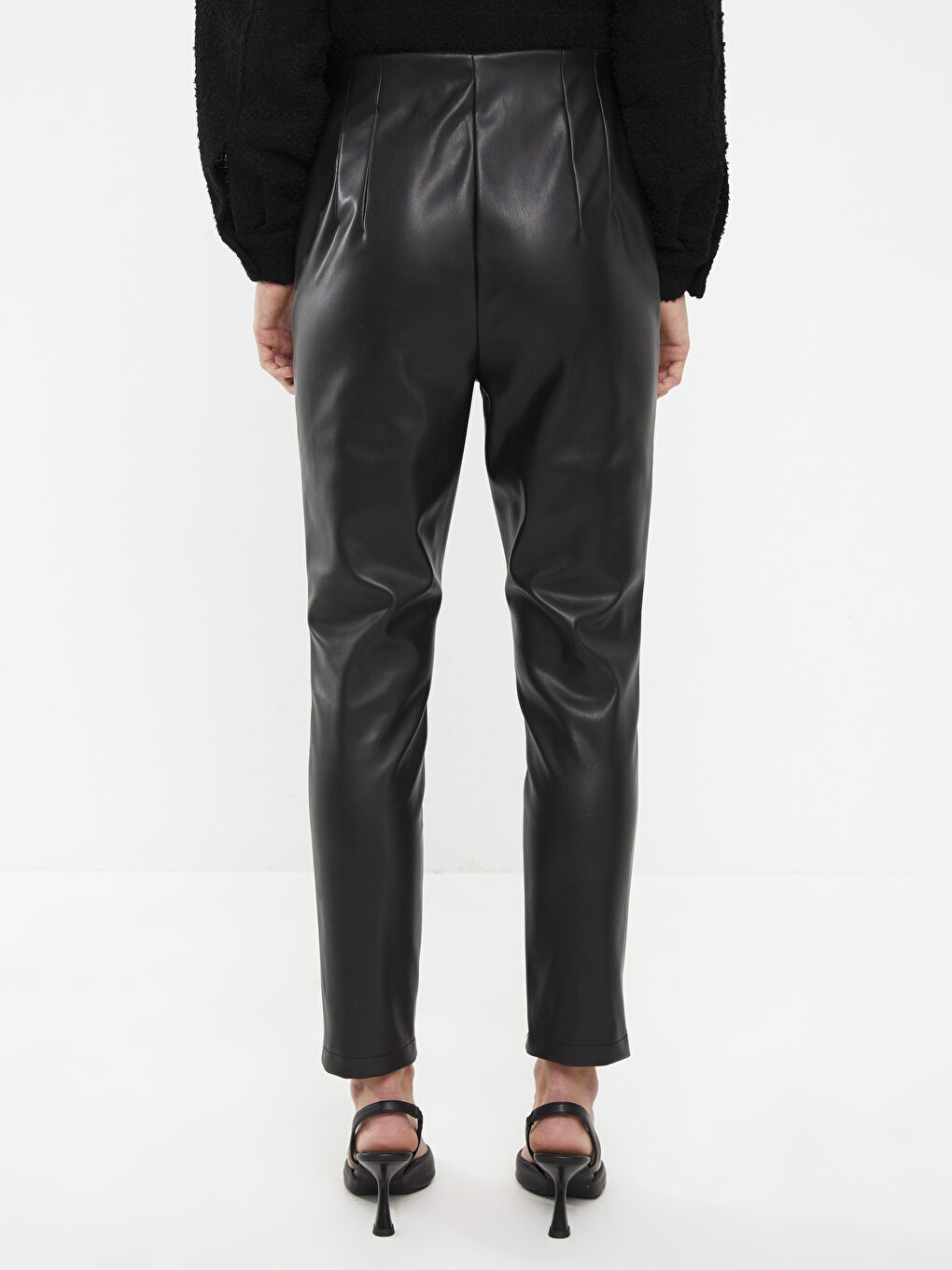 Siyah Standart Fit Düz Deri Görünümlü Kadın Pantolon-4