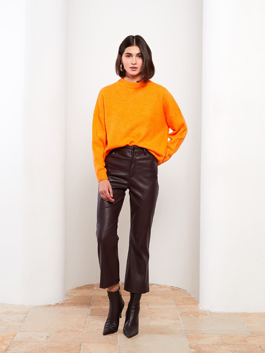 Kahverengi Standart Fit Düz Deri Görünümlü Kadın Pantolon-1