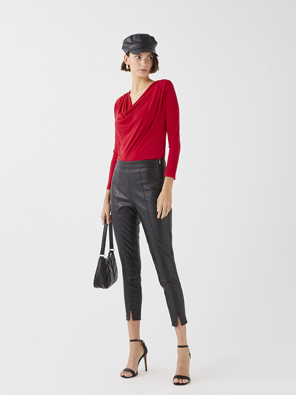 Siyah Standart Fit Düz Deri Görünümlü Kadın Pantolon