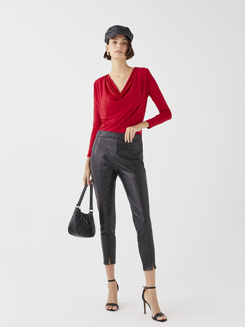 Siyah Standart Fit Düz Deri Görünümlü Kadın Pantolon-1