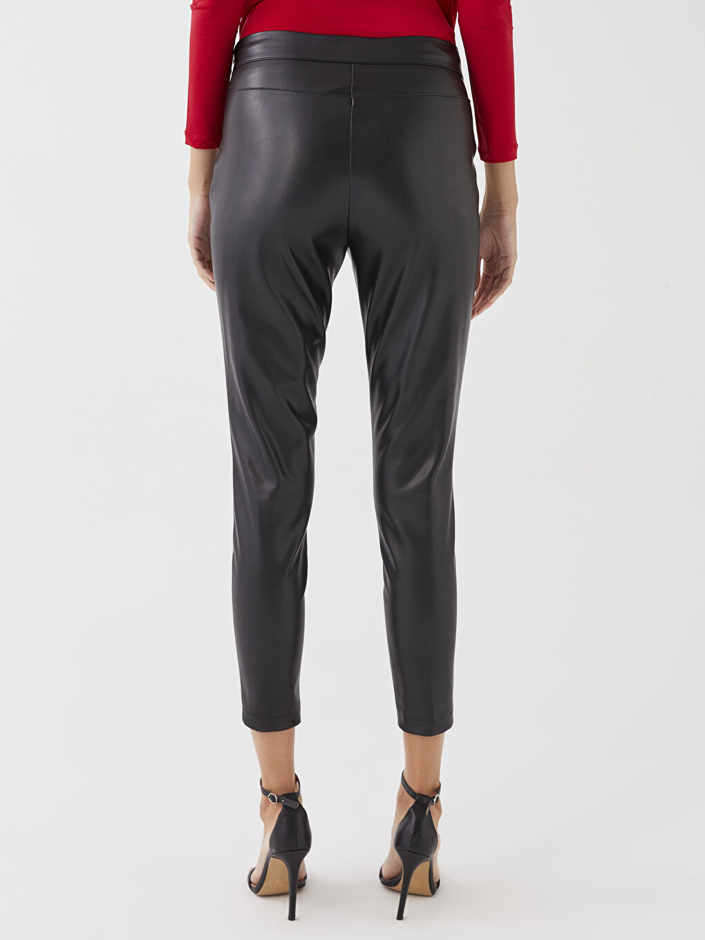Siyah Standart Fit Düz Deri Görünümlü Kadın Pantolon-4