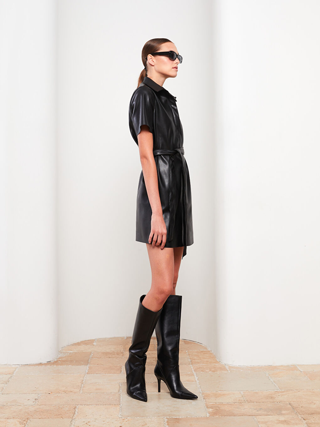 Siyah Düz Kısa Kollu Deri Görünümlü Kadın Gömlek Elbise-2