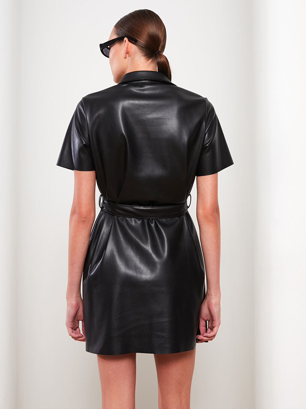 Siyah Düz Kısa Kollu Deri Görünümlü Kadın Gömlek Elbise-4