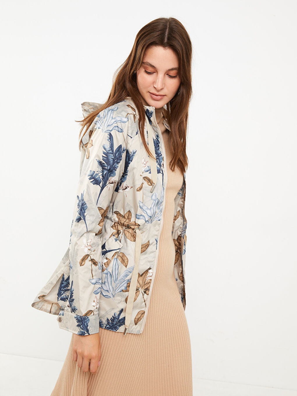 Bej Kapüşonlu Desenli Kadın Yağmurluk-1