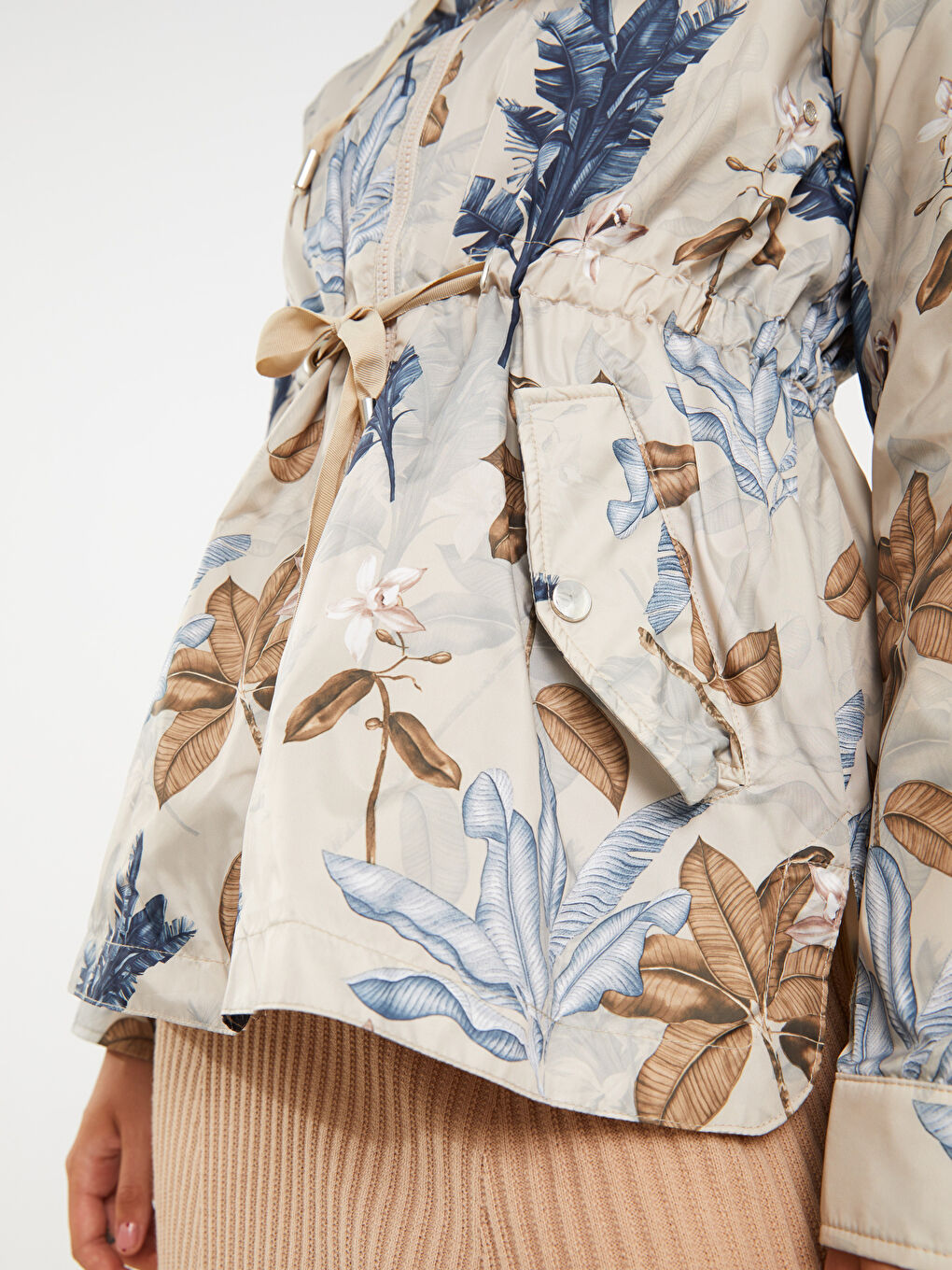 Bej Kapüşonlu Desenli Kadın Yağmurluk-4