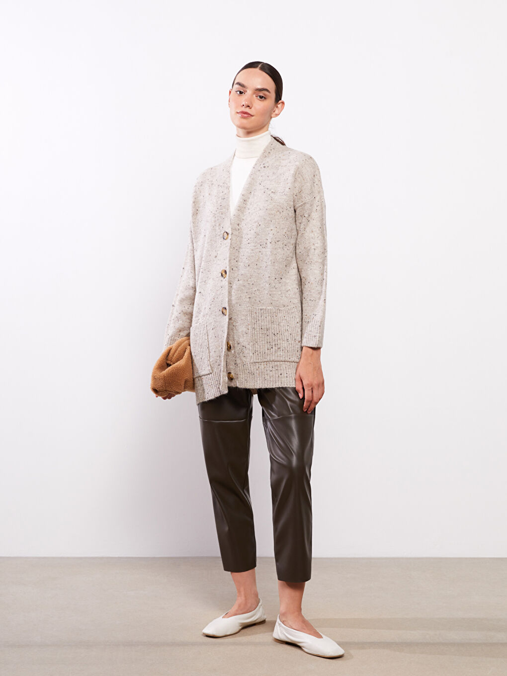 Bej V Yaka Desenli Kadın Triko Hırka-2