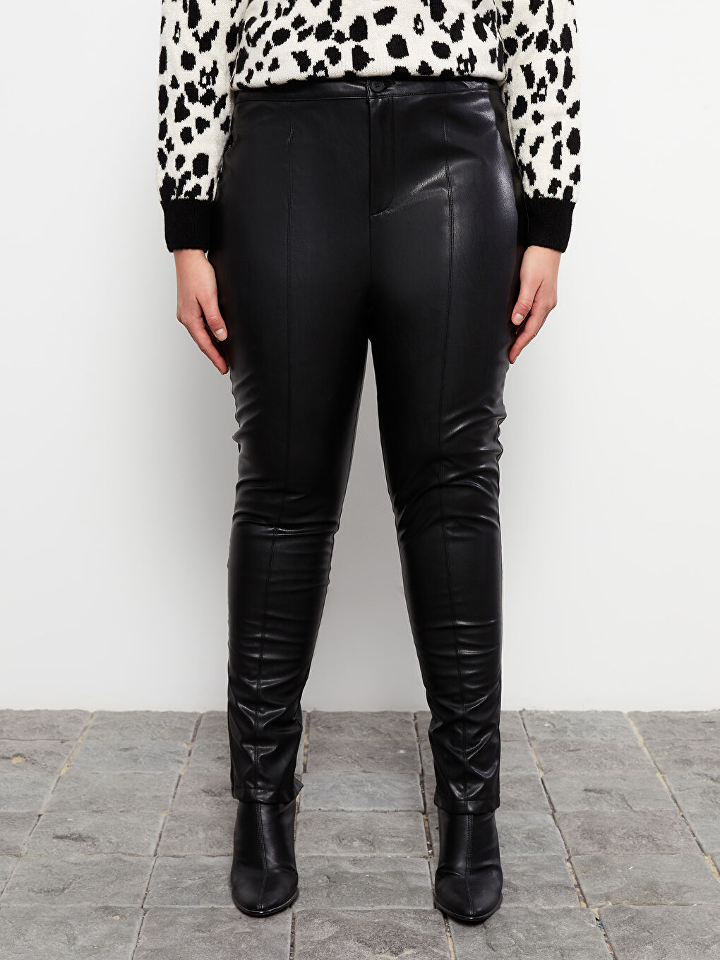 Siyah Büyük Beden Standart Fit Düz Deri Görünümlü Kadın Pantolon-2