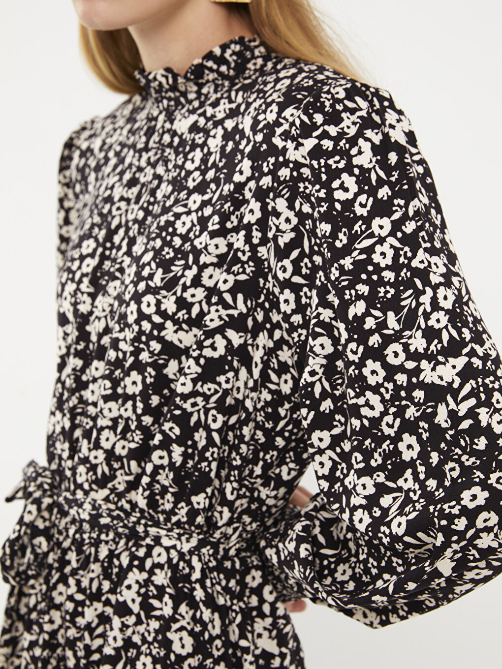 Siyah Fırfırlı Dik Yaka Desenli Uzun Kollu Viskon Kadın Elbise-3