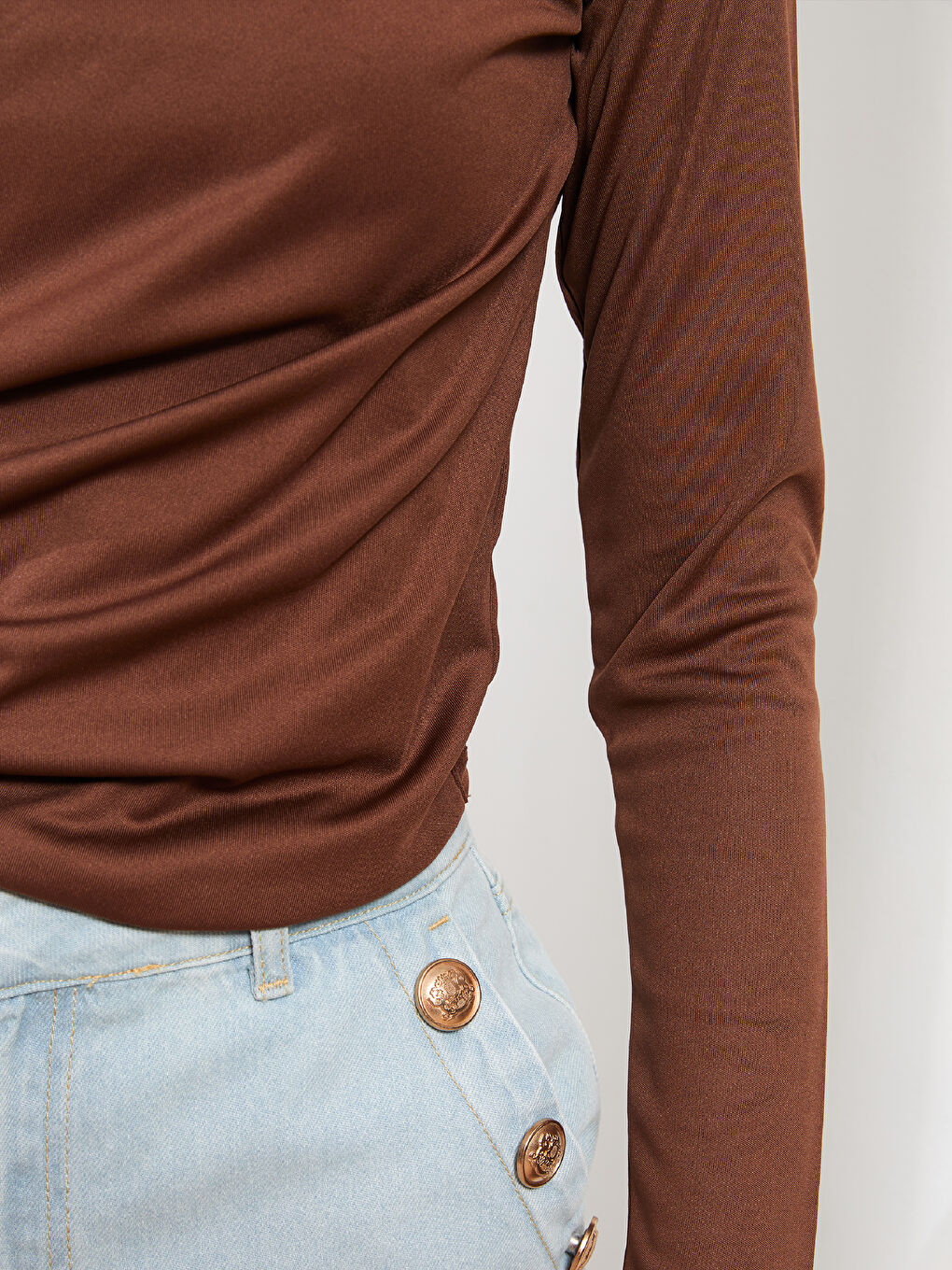 Женская футболка с круглым вырезом и рюшами с длинными рукавами-3