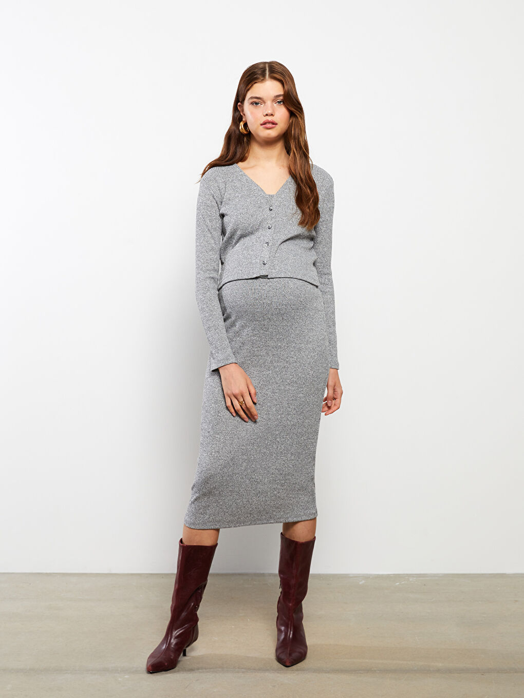 طقم فستان حوامل كارديجان بأكمام طويلة وقبة على شكل حرف V وقصة مستقيمة