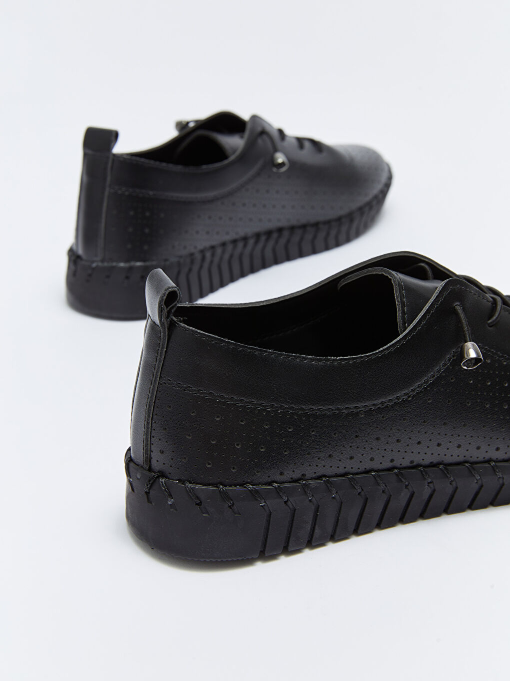 Siyah Esnek Lastikli Deri Görünümlü Kadın Klasik Ayakkabı-4