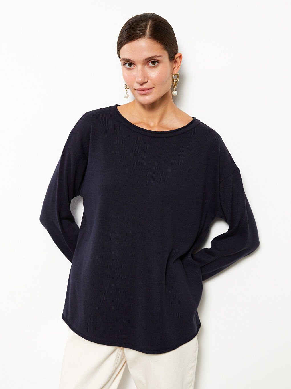 Женский трикотажный свитер с вырезом лодочкой и длинными рукавами