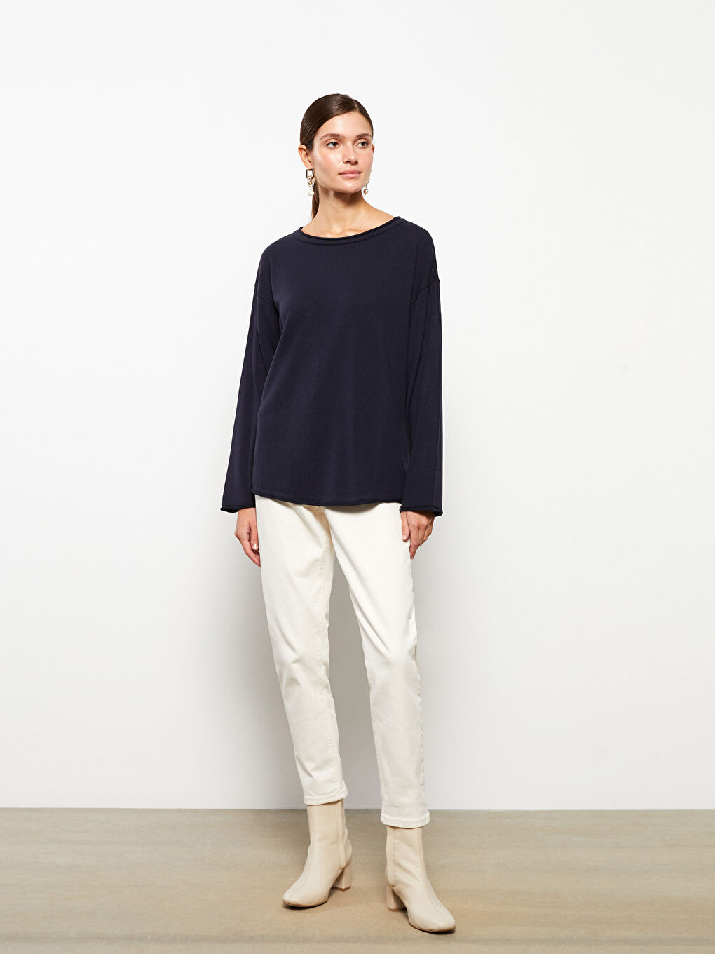 Женский трикотажный свитер с вырезом лодочкой и длинными рукавами-1