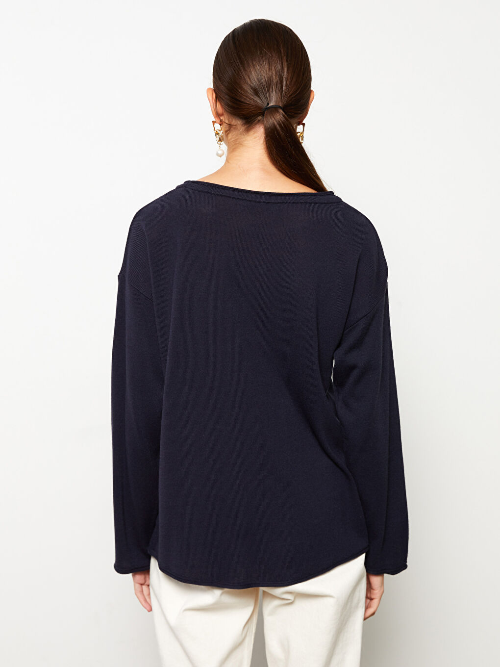 Женский трикотажный свитер с вырезом лодочкой и длинными рукавами-4