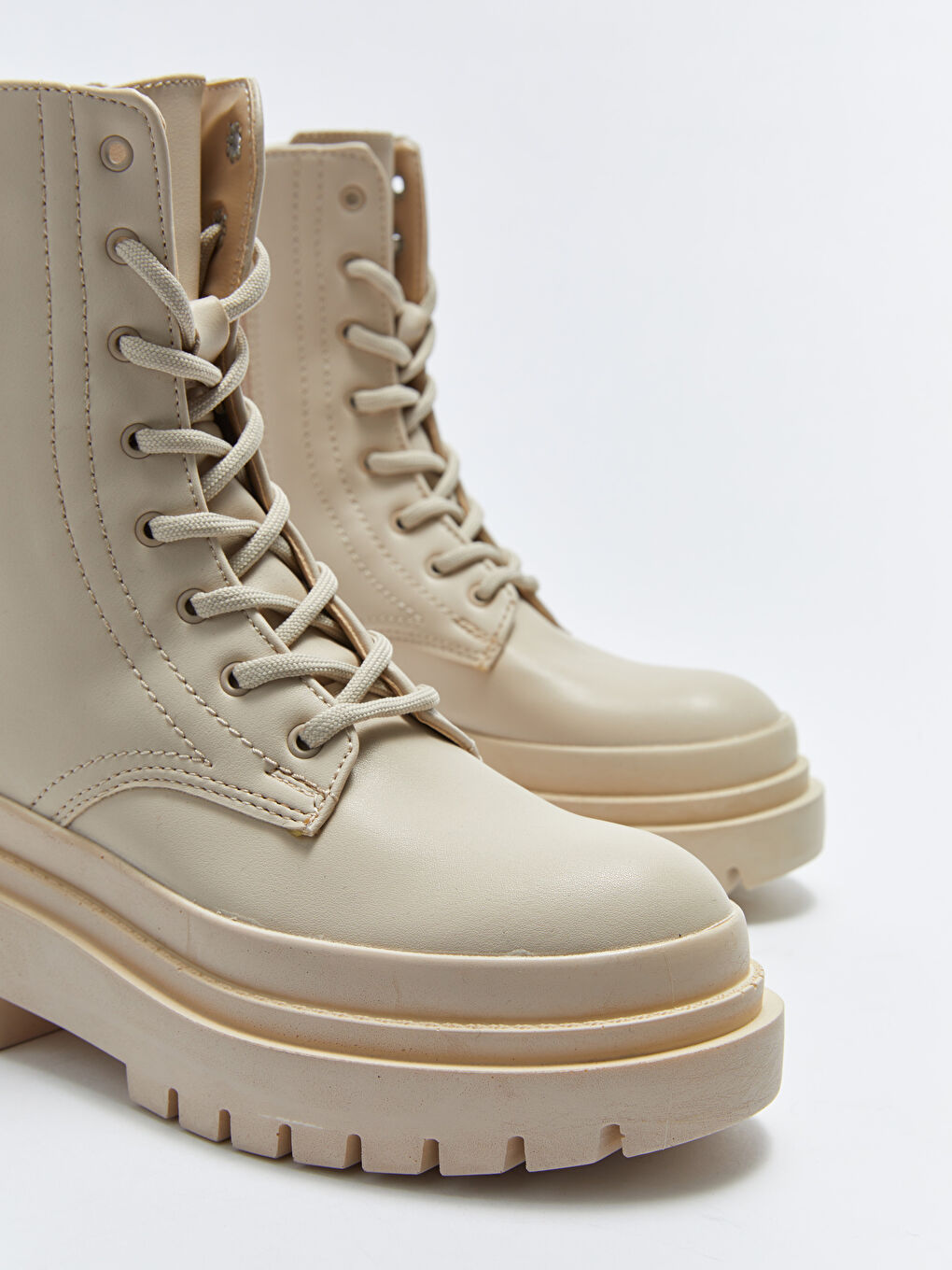 Bej Deri Görünümlü Kadın Kalın Taban Bot-2