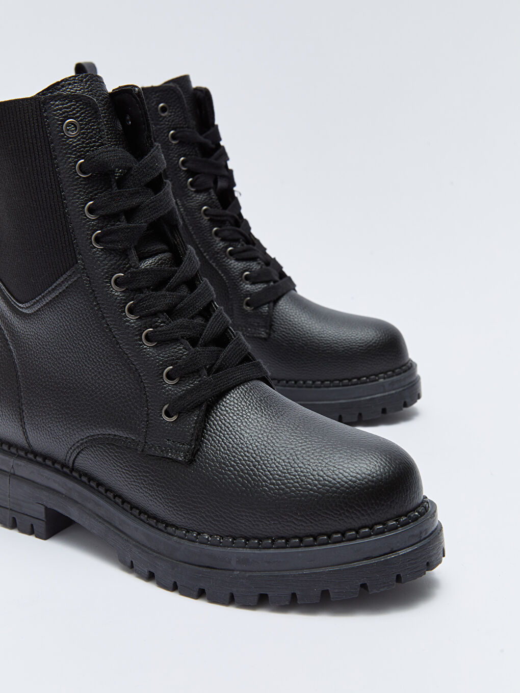 Siyah Deri Görünümlü Bağcıklı Kadın Bot-2