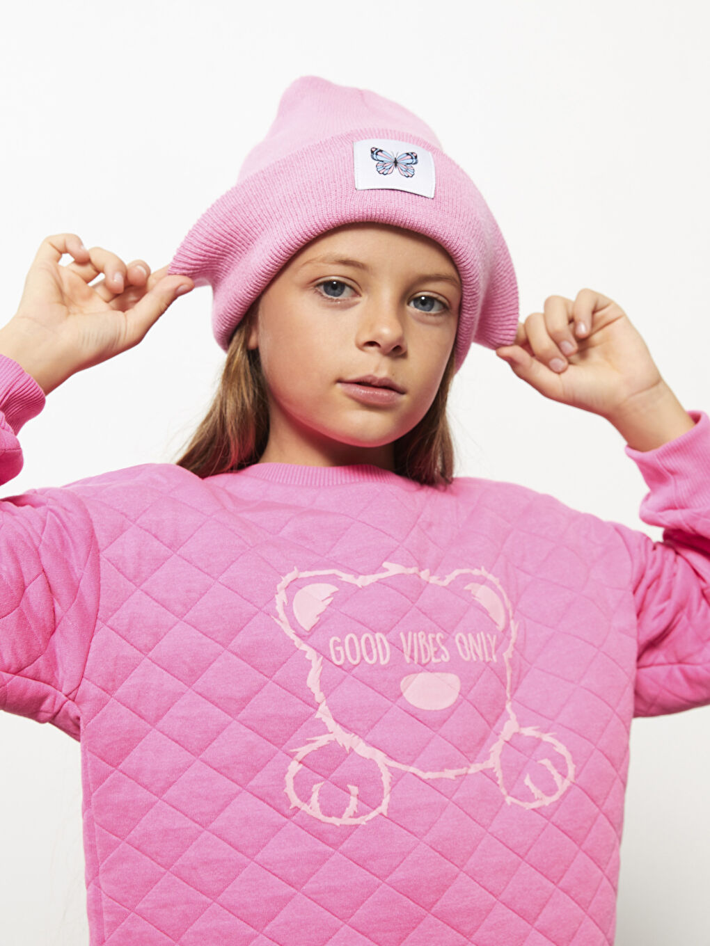 قبعة صغيرة مطبوع عليها علامة الفراشة للبنات