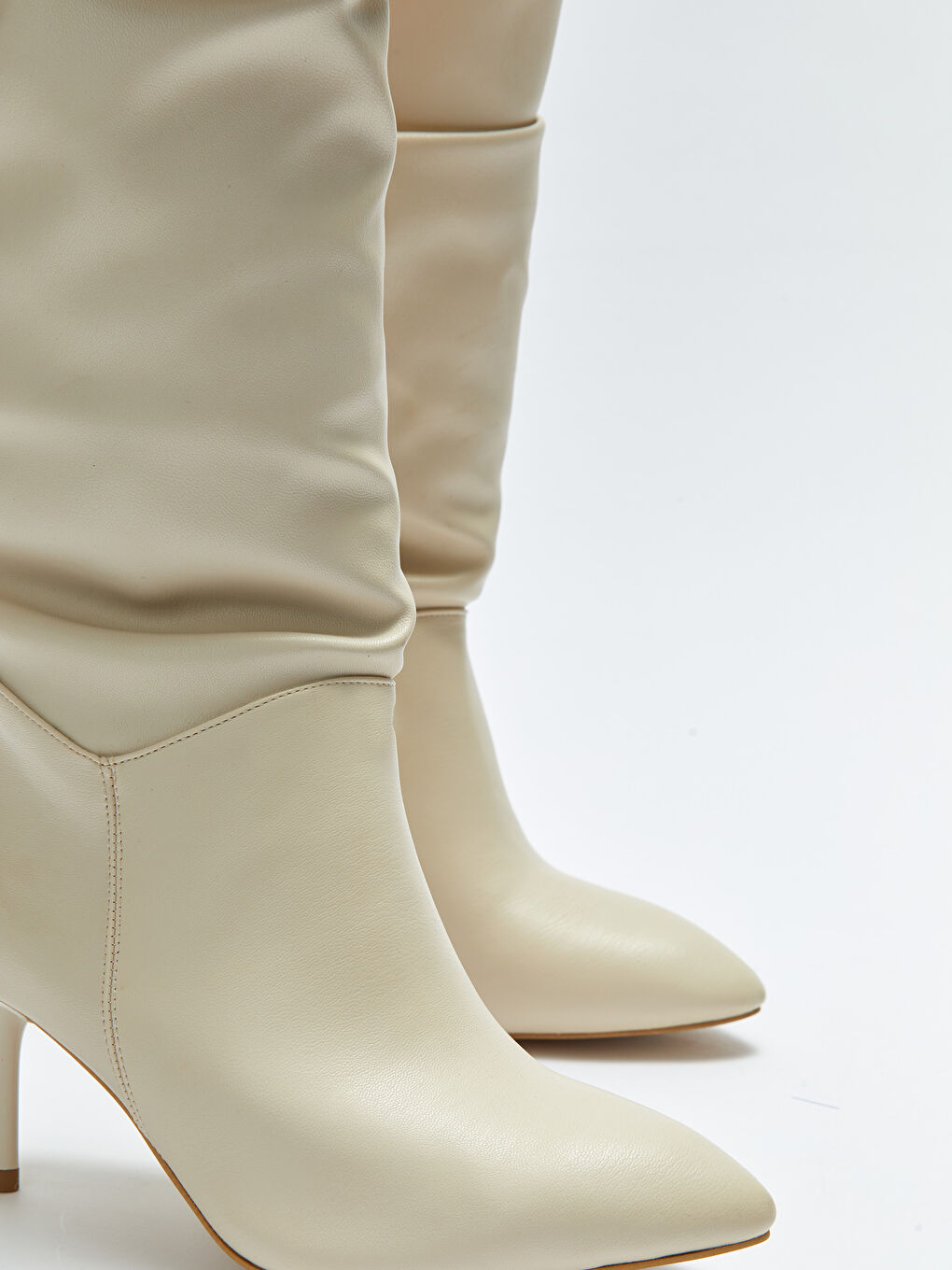 Bej Deri Görünümlü Sivri Burunlu Kadın Çizme-2