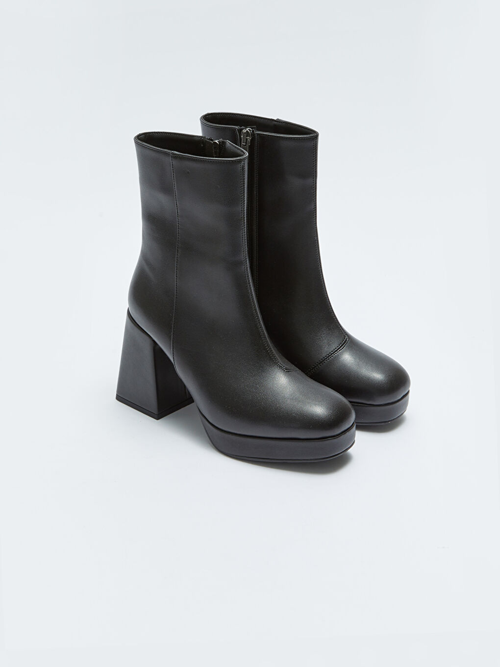 Siyah Deri Görünümlü Fermuarlı Topuklu Kadın Bot