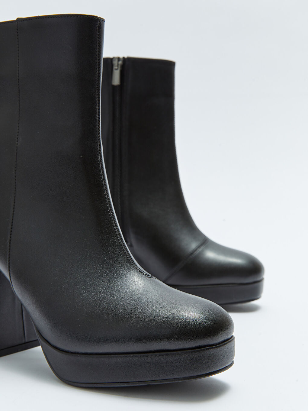 Siyah Deri Görünümlü Fermuarlı Topuklu Kadın Bot-2