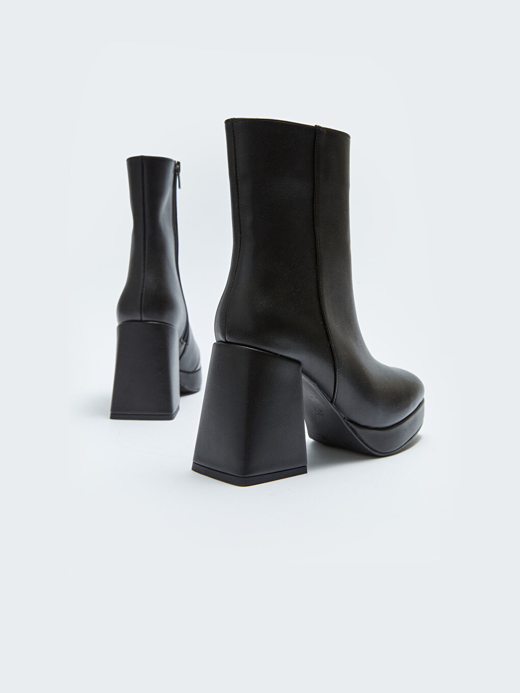 Siyah Deri Görünümlü Fermuarlı Topuklu Kadın Bot-4