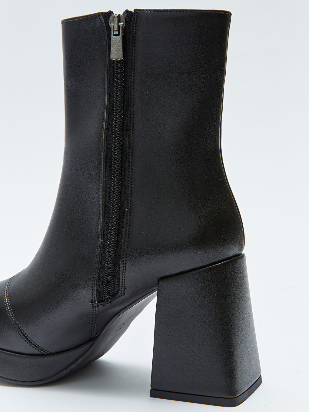 Siyah Deri Görünümlü Fermuarlı Topuklu Kadın Bot-5