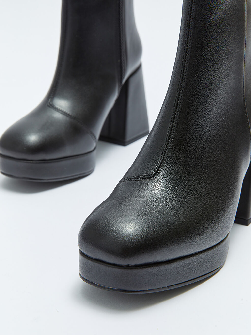 Siyah Deri Görünümlü Fermuarlı Topuklu Kadın Bot-6