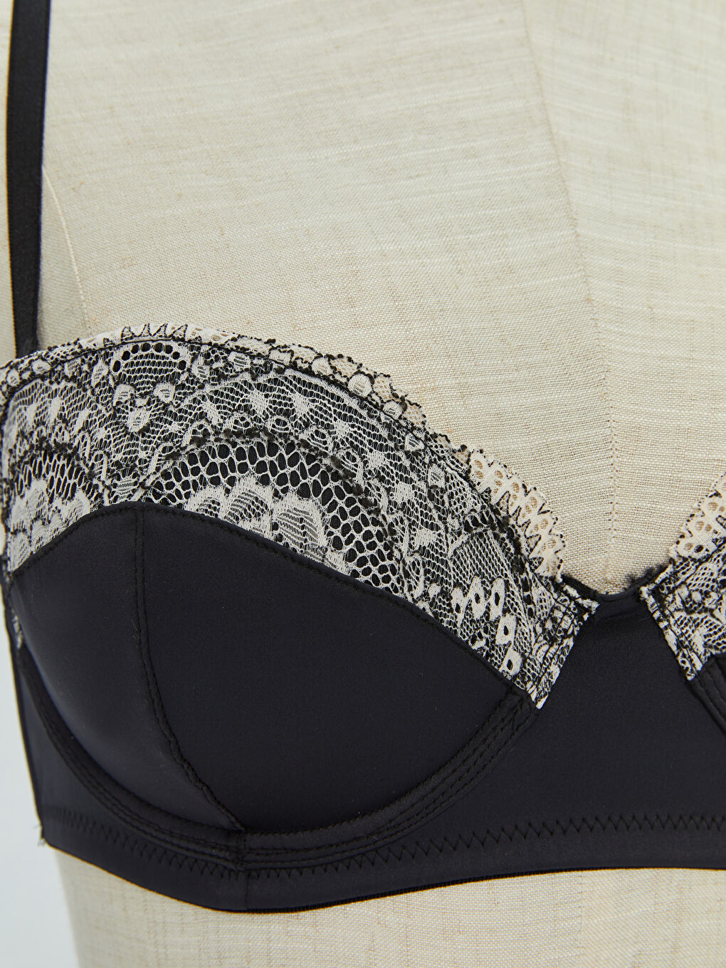 Siyah Balenli Yarım Dolgulu Dantelli Fantezi Sütyen-2