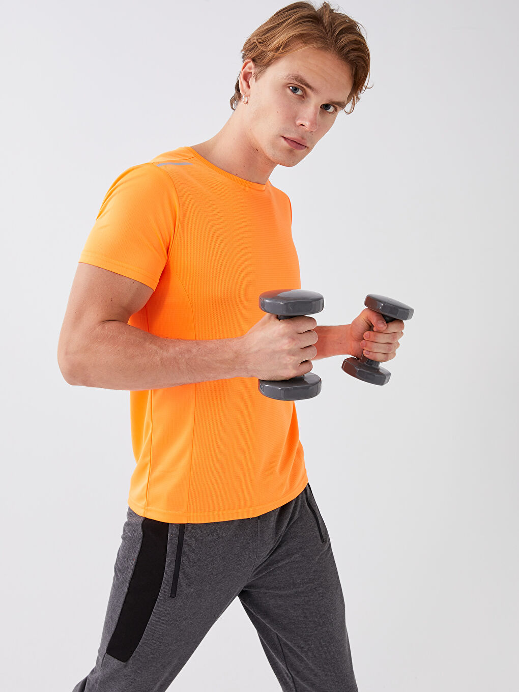 تيشيرت رياضي كم قصير بياقة دائرية للرجال